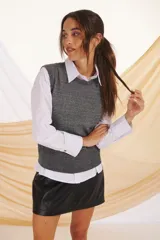 Chaleco de tejido de punto con lurex plateado, cuello redondo y sin mangas.