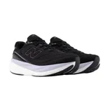 Championes de running New Balance 1080v15 de color negro, con mediasuela gruesa en tonos blanco y lila, y parte superior de malla transpirable.