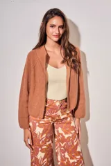 Cardigan oversize de punto color tostado, con cierre frontal y mangas largas.