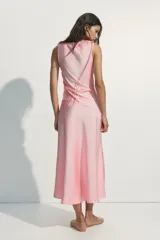 Vestido midi sin mangas de satén color rosado, con cuello redondo, frunces laterales y cordón ajustable frontal que crea un tajo y efecto drapeado.
