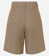 Short midi de sastrería marca Marfinno, color tostado, con cintura sastrera con pasadores, pinzas delanteras, bolsillos laterales y cierre frontal con gancho.