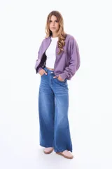 Campera de felpa tipo bomber, color rosado, con cierre frontal completo, cuello redondo y mangas largas con puños ajustados.