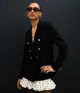 Blazer estructurado de corte cruzado en tejido de Punto Roma, con cuello de solapa, bolsillos con solapa, manga larga y botones metálicos dorados.