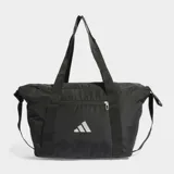 Bolso Adidas negro con logo blanco, con doble asa de mano y correa de hombro ajustable. Incluye bolsillo frontal con cierre, bolsillo interior para botella y sistema de cordones para sujetar el mat de yoga.