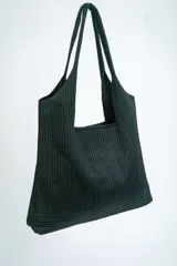 Bolso tipo tote bag de tela color verde oliva con textura acanalada.