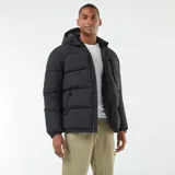 Campera acolchada tipo puffer color negro, con capucha ajustable, cierre frontal completo y bolsillos laterales con cierre.