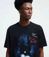 Remera de algodón color negro con cuello redondo y mangas cortas. Presenta una estampa frontal con motivos de la película El Exorcista.