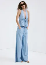 Jeans de corte palazzo y tiro regular, confeccionados en denim suave de color celeste claro.
