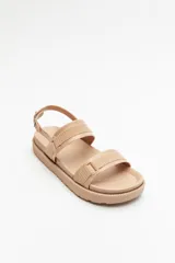 Sandalia estilo chunky color rosa metálico/cobre, con plataforma de goma texturizada. Posee dos tiras anchas ajustables con hebillas, una en el empeine y otra sobre los dedos, y una tira de tobillo con hebilla metálica.