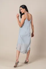 Vestido midi celeste con breteles finos regulables y corte irregular.