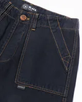 Bermuda de jean negra con dos bolsillos frontales tipo parche, costuras a contratono color ocre y botón de cobre.