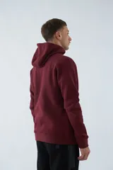 Campera gris de felpa con capucha, cierre frontal y bolsillos tipo canguro.