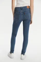 Jeans de tiro alto Levi's 720 High Rise Super Skinny, color azul, de calce ajustado en cadera y muslos, pierna súper ajustada y denim stretch.