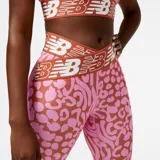 Calza deportiva New Balance Relentless Crossover, tiro alto, largo 7/8, color rosa con estampado animal print en marrón y logo de la marca en la cintura.