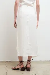 Falda midi de lino con diseño cruzado y tajo frontal.