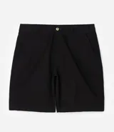 Bermuda de sarga color blanco, de corte recto y diseño básico con bolsillos laterales y traseros.