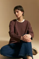 Remera de manga larga con calce relajado y cuello redondo, confeccionada en algodón de color blanco.