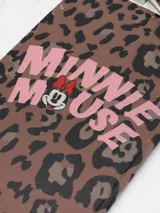 Tarjetero con cordón para el cuello, estampado con diseño de leopardo y logo de Minnie Mouse en color rosado. Incluye gancho metálico.