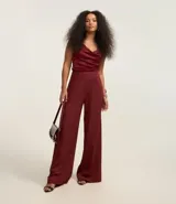 Pantalón pantalona femenina confeccionada en crepé, con cintura ancha, cremallera lateral y pences en la parte trasera.