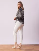 Blusa de gasa estampada en blanco y negro, marca Sioni. Tiene cuello con solapa y escote en V, mangas largas con puño fruncido.