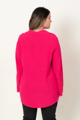 Blusa oversize fucsia con cuello camisero y mangas largas.