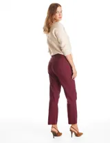 Pantalón de corte slim fit en color negro, confeccionado en tejido técnico de alta densidad. Presenta una pretina ancha elastizada, diseño pull-on sin cierres ni botones, y cuenta con cinco bolsillos funcionales.