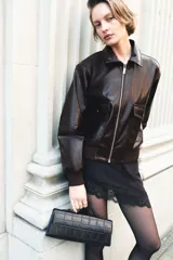 Campera marrón de tejido revestido con cuello extraíble de pelo sintético, cierre frontal y bolsillos delanteros con solapa.