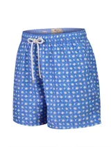 Short de baño azul con estampado de peces y caracoles, cintura elástica con cordón ajustable gris y bolsillos laterales.