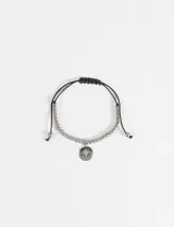 Pulsera ajustable de cordón negro con esferas metálicas plateadas y dije circular de acero con diseño de estrella grabada y detalle central.
