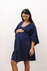 Bata de algodón suave con silueta adaptable y lazo de ajuste en la cintura, diseñada para brindar comodidad durante el embarazo y la lactancia.