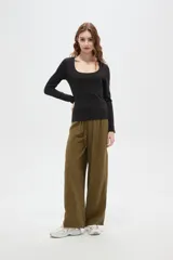 Top de manga larga color blanco, con cuello redondo amplio y ajuste al cuerpo.