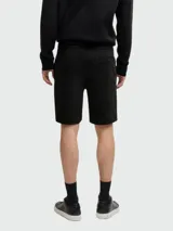 Short de corte regular confeccionado en tejido de algodón, con cintura elástica y cordón de ajuste. Presenta un diseño minimalista en color negro con un pequeño logo metálico en el lateral.