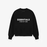 Buzo negro de algodón y poliéster, con cuello redondo, diseño boxy fit y estampa frontal con el texto "ESSENTIALS FEAR OF GOD".