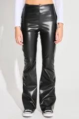 Pantalón semi oxford de ecocuero negro, tiro alto y cierre metálico lateral. Presenta un recorte arriba de la rodilla.