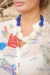 Collar corto con cuentas geométricas grandes color blanco hueso y azul eléctrico.