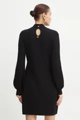 Vestido corto negro de hilo mezcla de lana con aplicación de crochet en la parte delantera, cuello alto, mangas largas sueltas con efecto globo en los puños, cierre trasero con botones forrados y placa con el logo Oval T en la espalda.