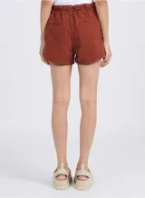 Short de tiro alto Ba&sh color ladrillo, con cordón ajustable en la cintura, bolsillos delanteros tipo parche y bolsillos traseros ribeteados.