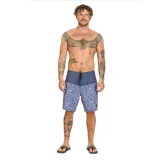 Short de baño Maui and Sons modelo Offshore, con diseño estampado en tonos azules y violetas. Presenta una cintura lisa con cordón de ajuste y un pequeño parche circular con el logo de la marca en la parte inferior.