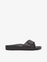 Sandalias Birkenstock Madrid Big Buckle, color negro, confeccionadas en material sintético EVA, con plantilla anatómica y hebilla grande ajustable.