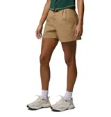 Short de sarga color beige, de talle alto y corte holgado con pinzas frontales. Cuenta con bolsillos laterales y presillas para cinturón.