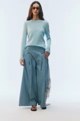 Sweater de tejido de punto color tostado, con calce al cuerpo, mangas largas y escote redondo.