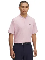 Remera polo Under Armour de manga corta, color rosado, con cuello de punto plano acanalado y tapeta con botones. Presenta el logo de la marca bordado en el pecho.