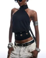 Top negro sin mangas con cuello halter alto y detalle de faja con ojales metálicos en la cintura.