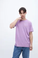 Remera blanca de manga corta con cuello redondo y logo estampado en el pecho.