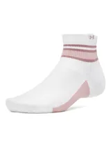 Medias deportivas de corte bajo, color blanco con detalles en rosado en el talón y rayas horizontales en el tobillo. Incluye logo de la marca en la parte superior.