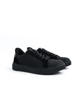 Championes urbanos Marruecos de color negro, confeccionados en ecocuero con detalles de paneles en ecogamuza en los laterales, pas cordones y talón. Poseen suela de goma al tono.