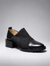 Zapato de tacón bajo color negro, con capellada de lycra y puntera de cuero vacuno.