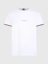Remera blanca de algodón con corte slim, cuello redondo y mangas cortas con ribete rojo y azul. Logo de Tommy Hilfiger bordado en el pecho.