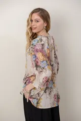 Camisa estampada de algodón y lino, con cuello en V, mangas anchas y puños con elástico.