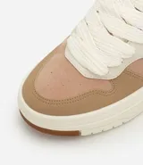 Championes urbanos de diseño moderno con recortes en tonos tierra y detalles en color bordó. Presentan suela tipo caja, cordones frontales, lengüeta acolchada y talón estructurado con acabado aterciopelado.